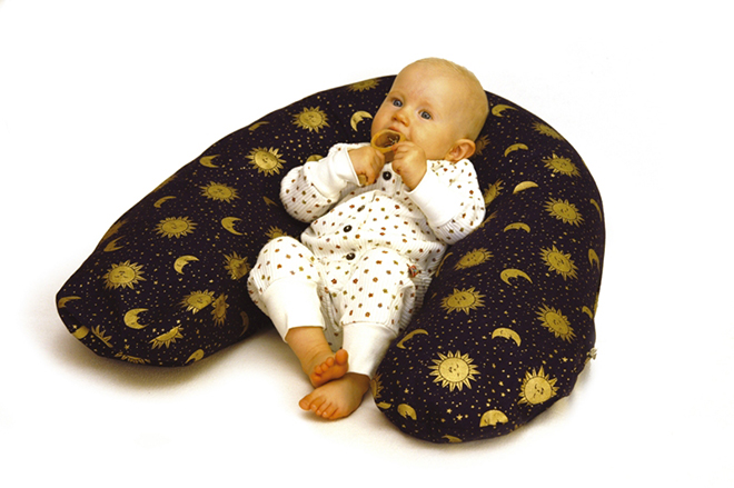 Подушка для отдыха - рогалик малый. Хорошо подходит для беременных и кормящих мам. (арт. ПР0011) ребенок на подушке изображение